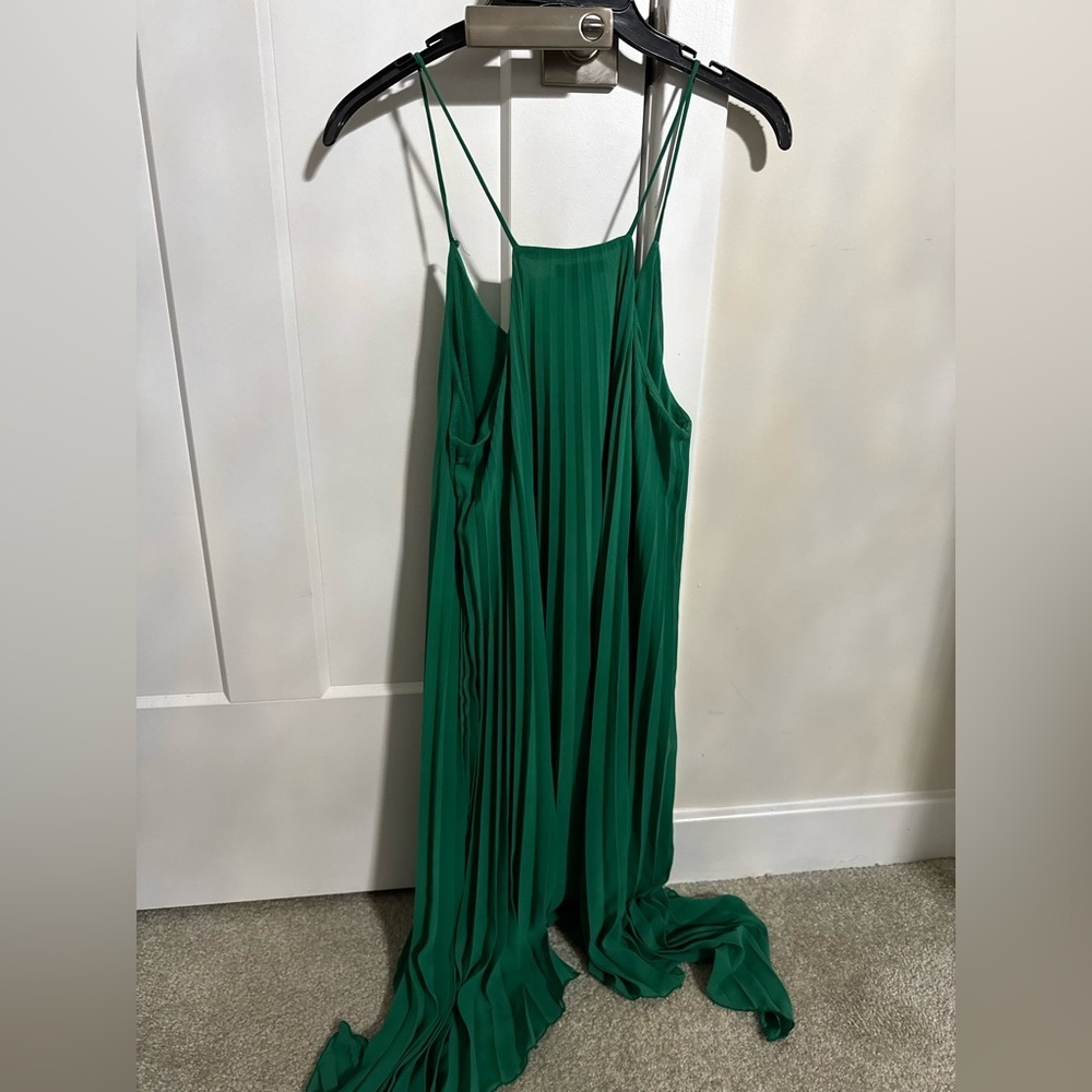 H&M pleated dress with spaghetti straps. Size 6. Runs big - Picture 4 of 7